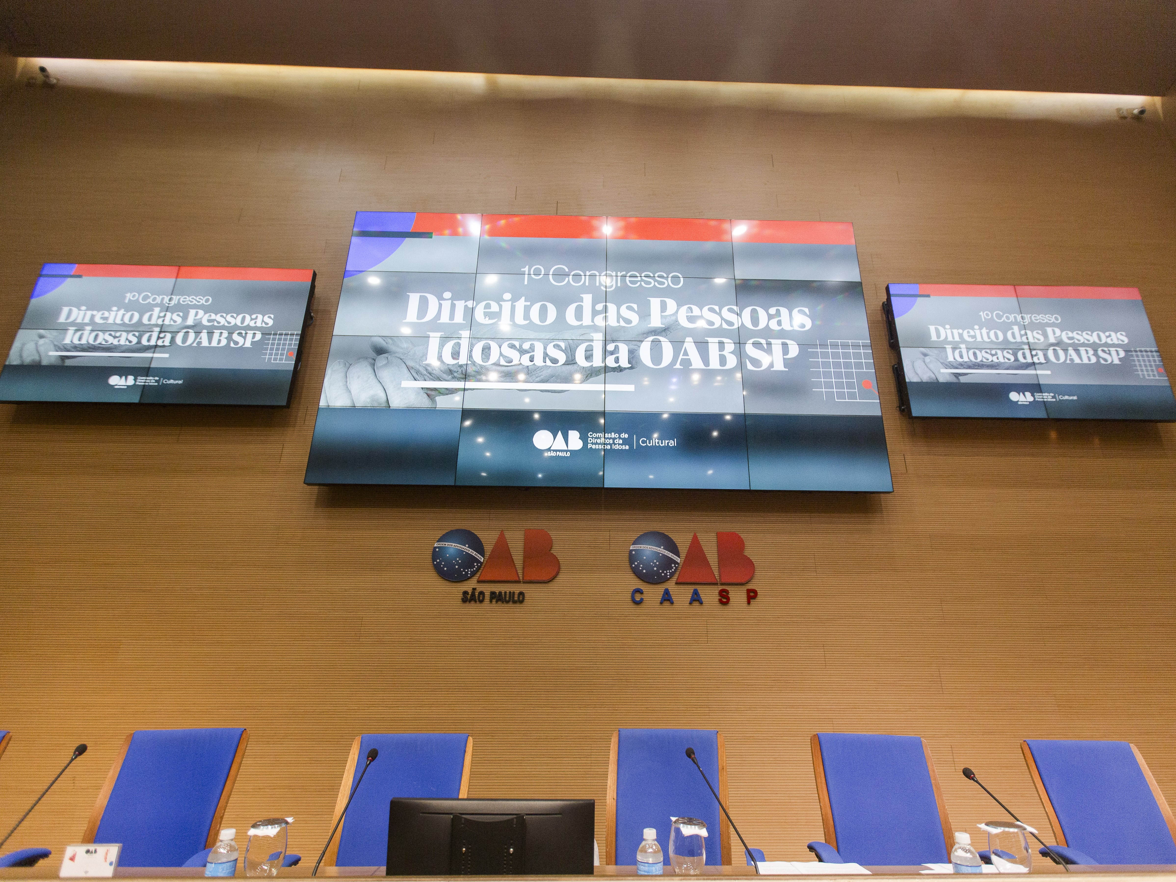 Imagem de uma uma tela grande com os dizeres escritos 1° Congresso das Pessoas Idosas da OAB SP.