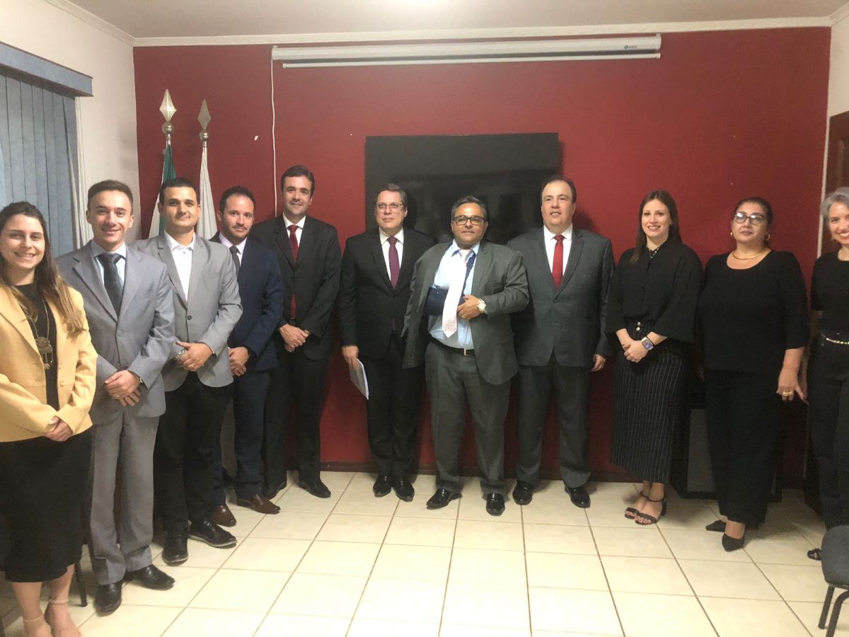 Advocacia de Amparo e região se reúne em Desagravo Público de Ricardo Garisto
