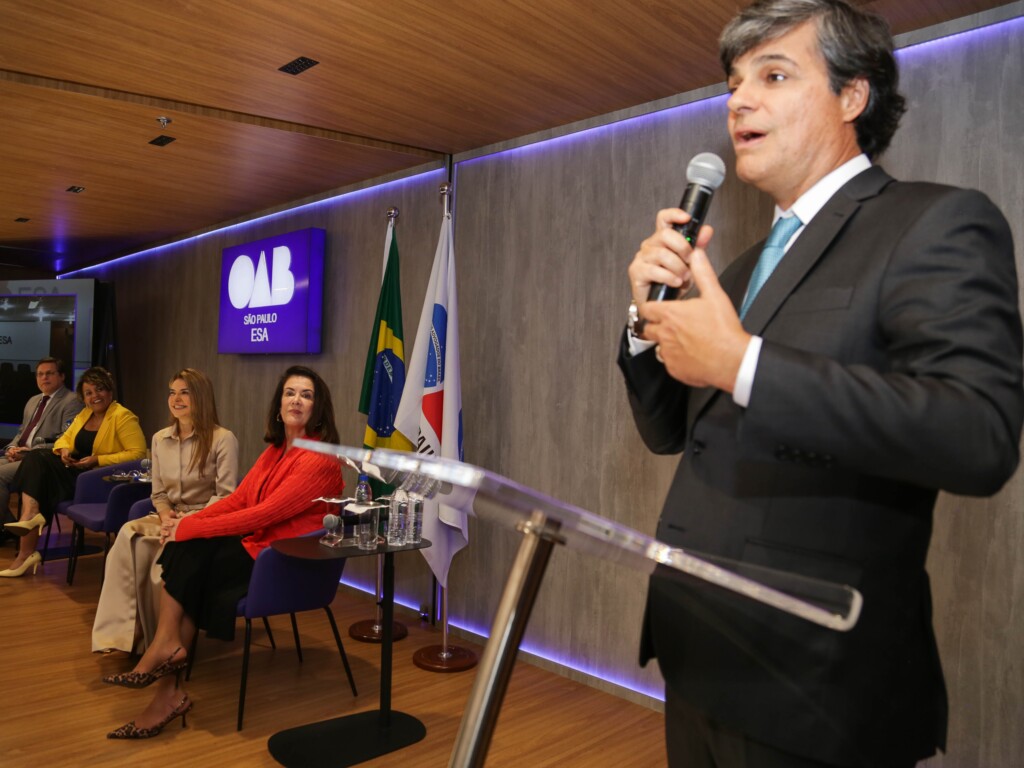 ESA OAB SP homenageia professor Flávio Tartuce em cerimônia de posse do novo conselho curador