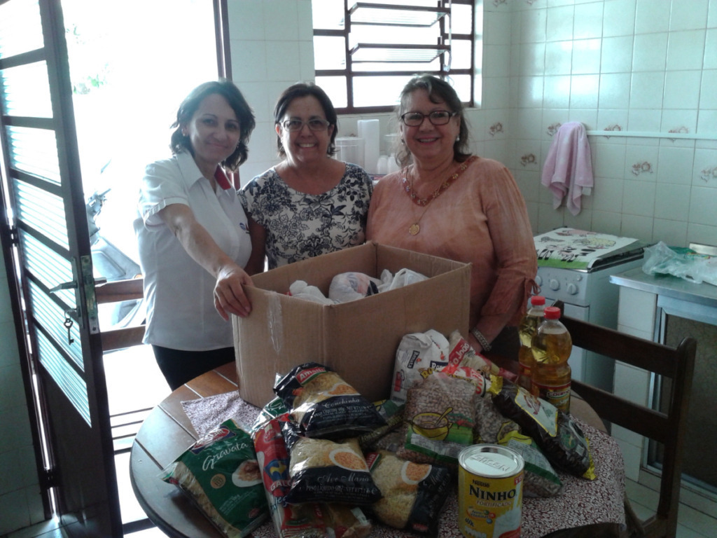 Doação de alimentos para o lar da criança