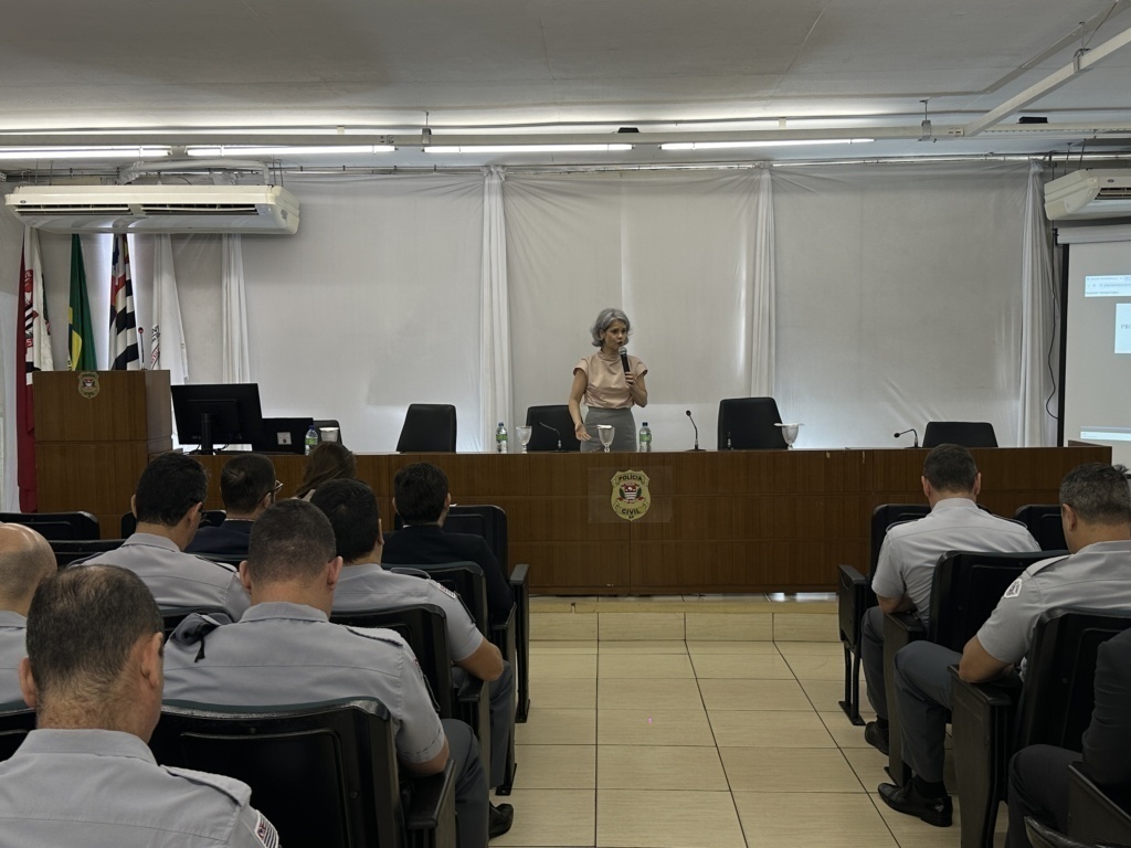 Presidente da OAB SP ministra aula sobre violência de gênero na Acadepol