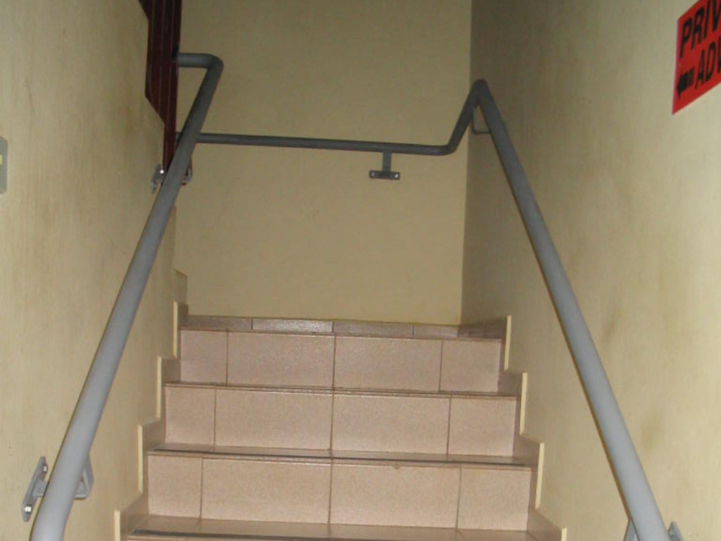 Instalação do corrimão e fitas antiderrapante