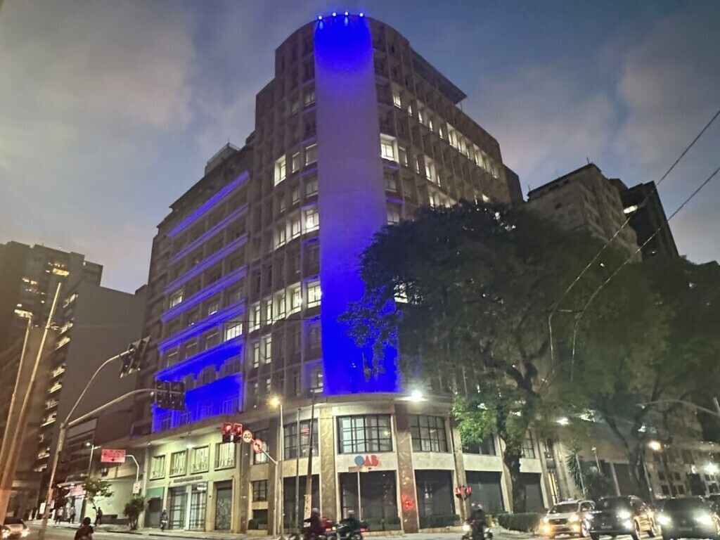 OAB SP ilumina sede de azul em conscientização à prevenção do câncer de próstata
