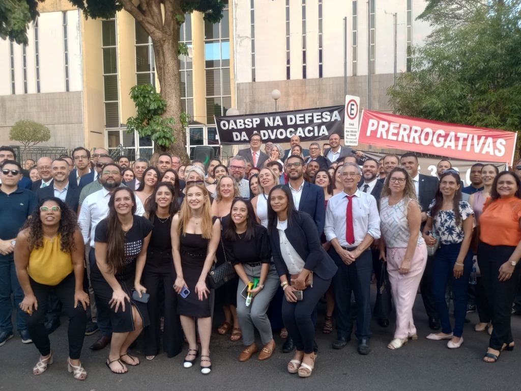 Ato em Piracicaba presta solidariedade a advogados desrespeitados durante Júri